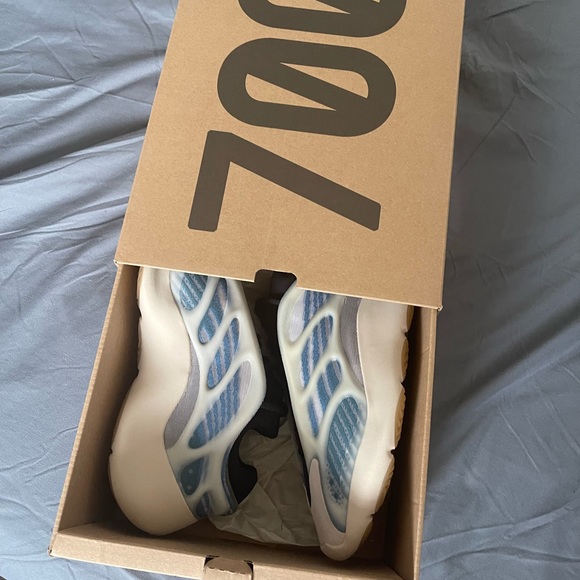 Yeezy 700 V3 kyanite - Picture 3 of 10